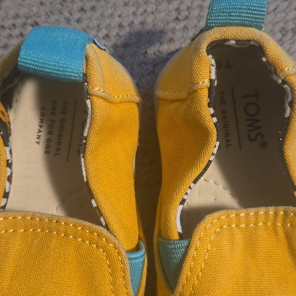 TOMS Kids Yellow Slip-On Shoes with Sunflower Design - Picture 3 of 4